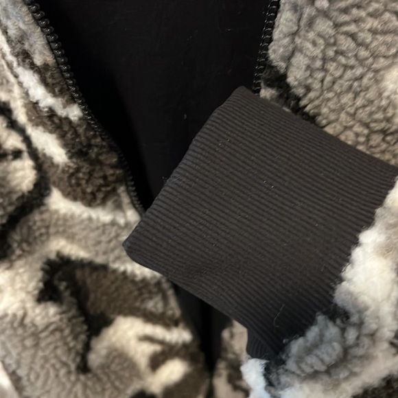 19. Strut This Abby Jacket Camo Sherpa - Picture 5 of 6